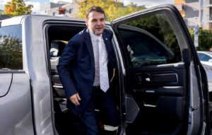 Petr Macinka, Vorsitzender der Motoristen-Partei, die sich vor allem gegen ein Verbrennerverbot und für die "Rechte von Autofahrern" eintritt, könnte Tschechiens nächster Umweltminister werden. Praha 13.10.2025 Poslanec a čestný prezident Motoristů Filip Turek. Předseda strany Motoristé sobě Petr Macinka přichází na pondělní schůzce s Andrejem Babišem.,Image: 1045452026, License: Rights-managed, Restrictions: Image must be credited: 'Michal Růžička / MAFRA / Profimedia', Model Release: no, Credit line: Michal Růžička / MFDNES + LN / Profimedia