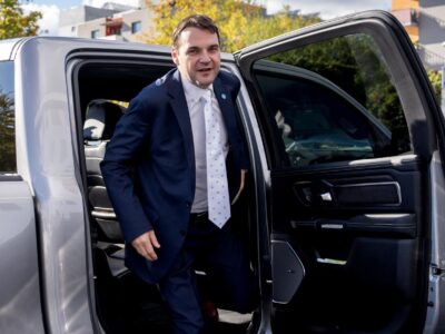 Petr Macinka, Vorsitzender der Motoristen-Partei, die sich vor allem gegen ein Verbrennerverbot und für die "Rechte von Autofahrern" eintritt, könnte Tschechiens nächster Umweltminister werden. Praha 13.10.2025 Poslanec a čestný prezident Motoristů Filip Turek. Předseda strany Motoristé sobě Petr Macinka přichází na pondělní schůzce s Andrejem Babišem.,Image: 1045452026, License: Rights-managed, Restrictions: Image must be credited: 'Michal Růžička / MAFRA / Profimedia', Model Release: no, Credit line: Michal Růžička / MFDNES + LN / Profimedia