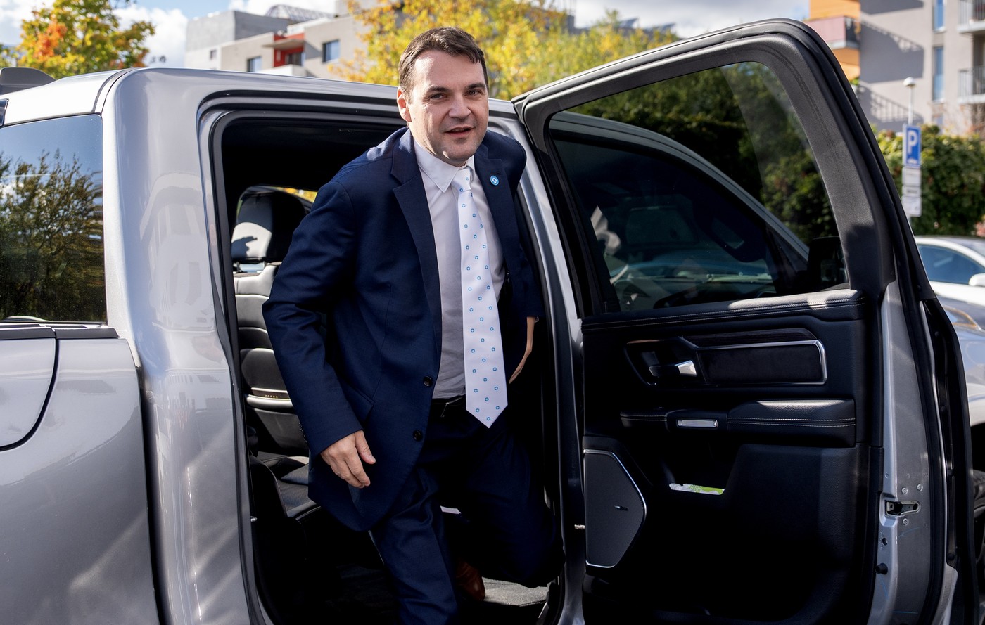 Petr Macinka, Vorsitzender der Motoristen-Partei, die sich vor allem gegen ein Verbrennerverbot und für die "Rechte von Autofahrern" eintritt, könnte Tschechiens nächster Umweltminister werden. Praha 13.10.2025 Poslanec a čestný prezident Motoristů Filip Turek. Předseda strany Motoristé sobě Petr Macinka přichází na pondělní schůzce s Andrejem Babišem.,Image: 1045452026, License: Rights-managed, Restrictions: Image must be credited: 'Michal Růžička / MAFRA / Profimedia', Model Release: no, Credit line: Michal Růžička / MFDNES + LN / Profimedia