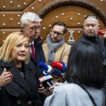 ANO Chefverhandler Alena Schillerová (links) und Karel Havlíček am vergangenen Freitag, den 24. Oktober 2025, vor Vertretern der Presse.