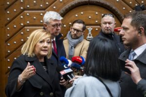 ANO Chefverhandler Alena Schillerová (links) und Karel Havlíček am vergangenen Freitag, den 24. Oktober 2025, vor Vertretern der Presse.