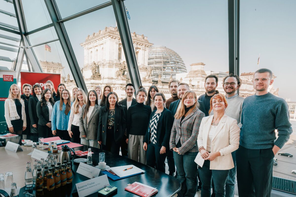 Bundesentwicklungsministerin Reem Alabali Radovan (Mitte) nahm sich am Freitag Zeit für ein Gespräch mit den Hospitantinnen und Hospitanten.