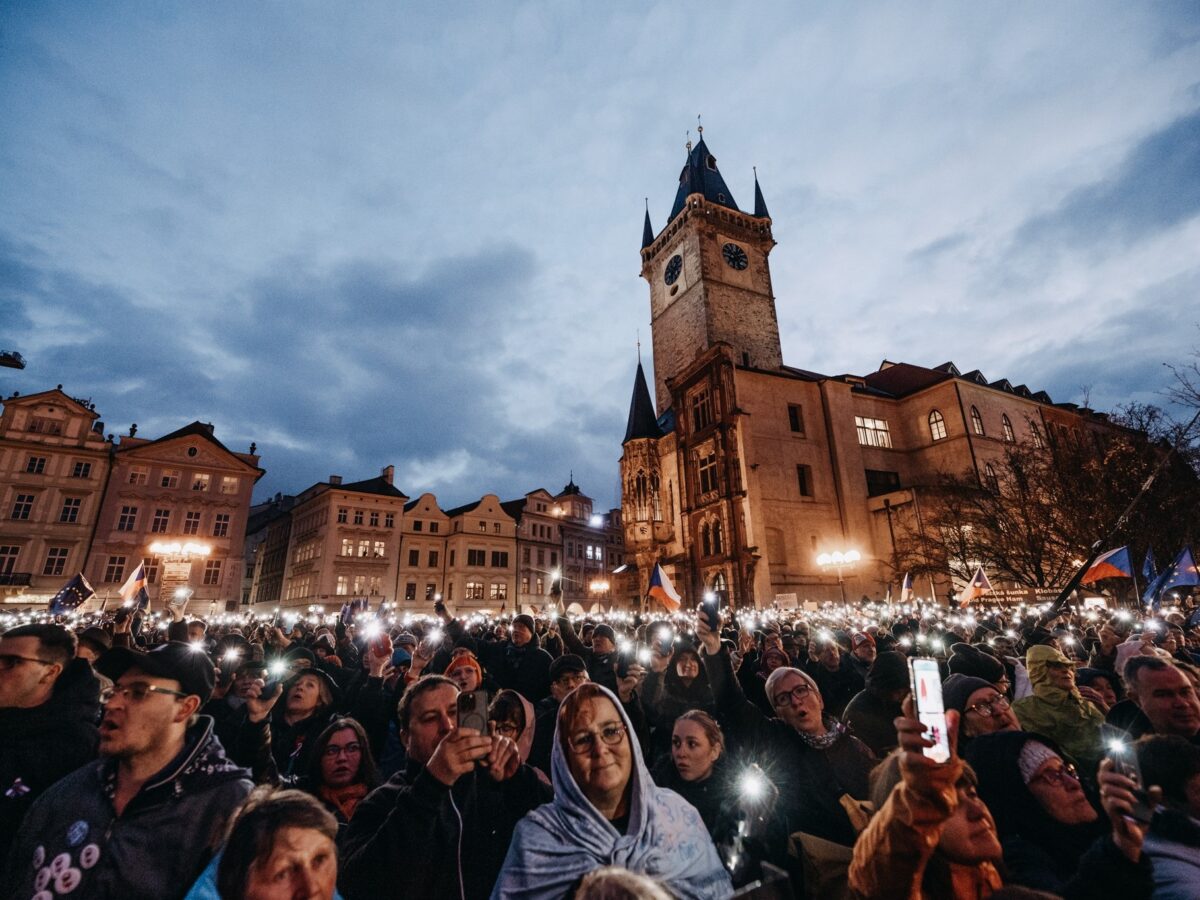 Am Montag, den 17. November 2025, protestierten in Prag zahlreiche Menschen gegen die geplante Regierung aus ANO, SPD und Motoristen.