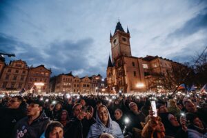 Am Montag, den 17. November 2025, protestierten in Prag zahlreiche Menschen gegen die geplante Regierung aus ANO, SPD und Motoristen.