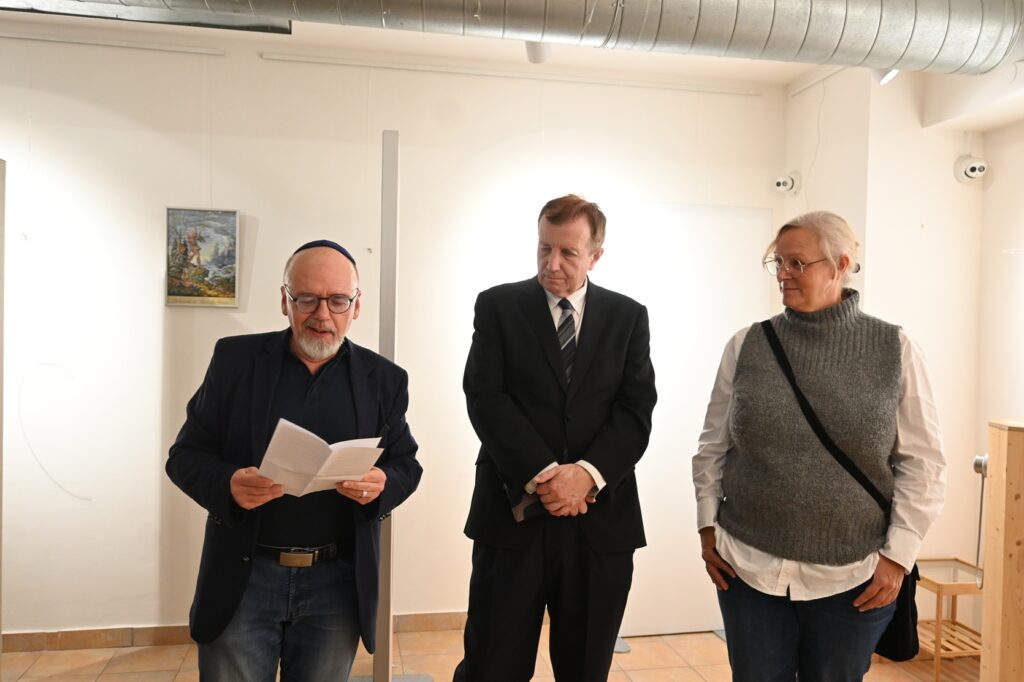 Radek Novák, Vorsitzender des Kulturverbands, Peter Barton, Leiter des Sudetendeutschen Büros in Prag und Christina Meinusch, Heimatpflegerin der Sudetendeutschen (v.l.n.r.) bei der Ausstellungseröffnung.