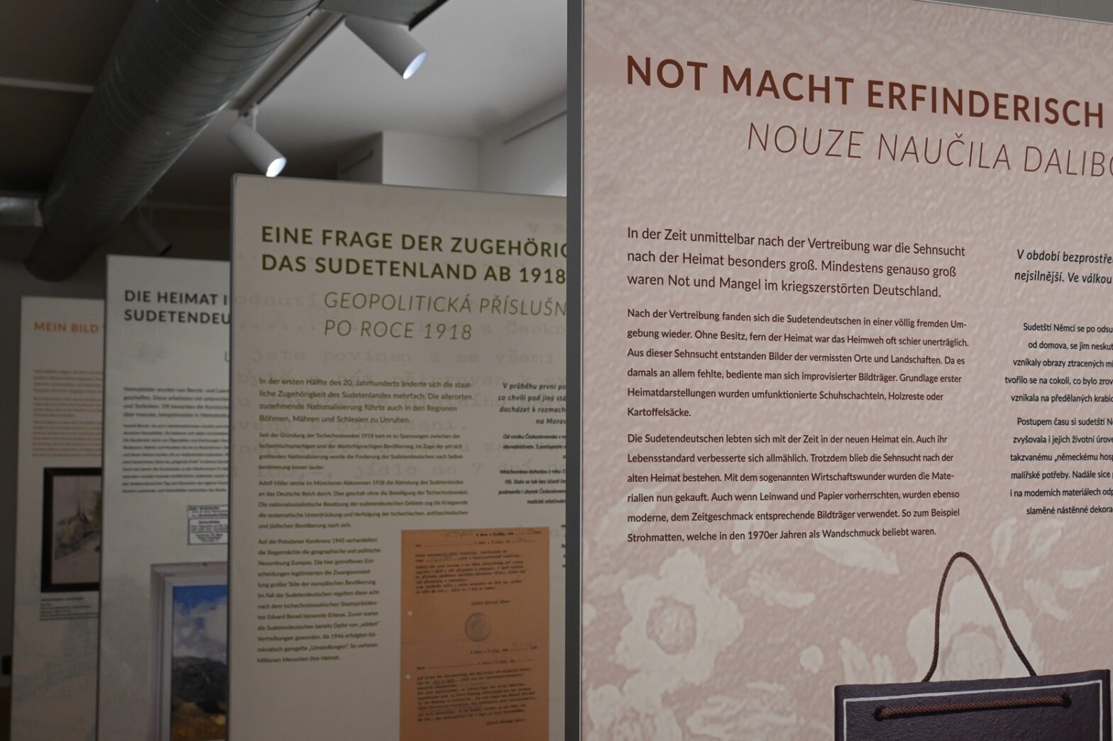 Ausstellung "Verloren, vermisst, verewigt – Heimatbilder der Sudetendeutschen" im Haus der nationalen Minderheiten in Prag