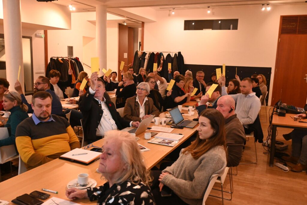 Am Samstag, den 8. November 2025, kam die Landesversammlung der deutschen Vereine zu ihrer Herbsttagung zusammen. Auf dem Programm stand diesmal auch wieder die Wahl eines neuen Präsidiums sowie eines Präsidenten.