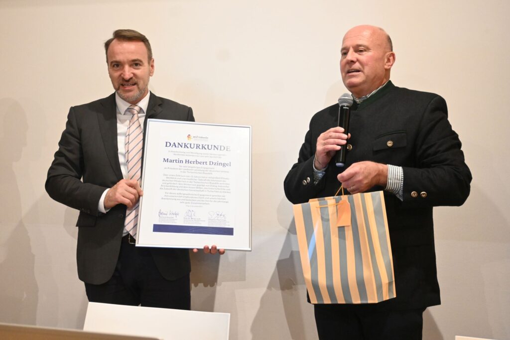Hartmut Koschyk, Stiftungsratsvorsitzender der Stiftung Verbundenheit mit den Deutschen im Ausland, würdigte Martin Herbert Dzingel für seine langjährige Funktion als LV-Präsident u.a. mit einer Urkunde.
