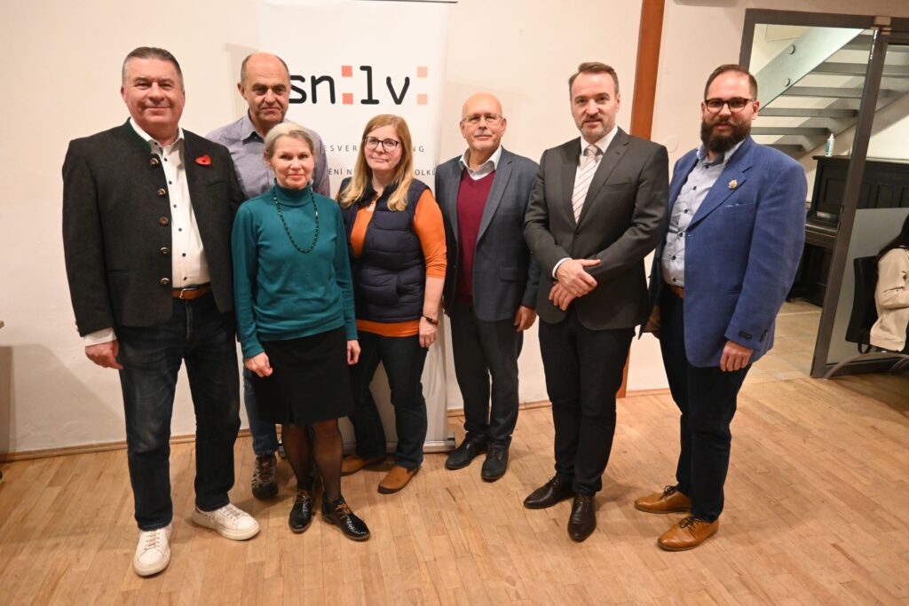 Das neue Präsidium der Landesversammlung: Richard Šulko, Richard Neugebauer. Petra Laurin, Štěpánka Šichová, Mojmír Jeřábek, Martin Herbert Dzingel und Roman Klinger (v.l.n.r.).