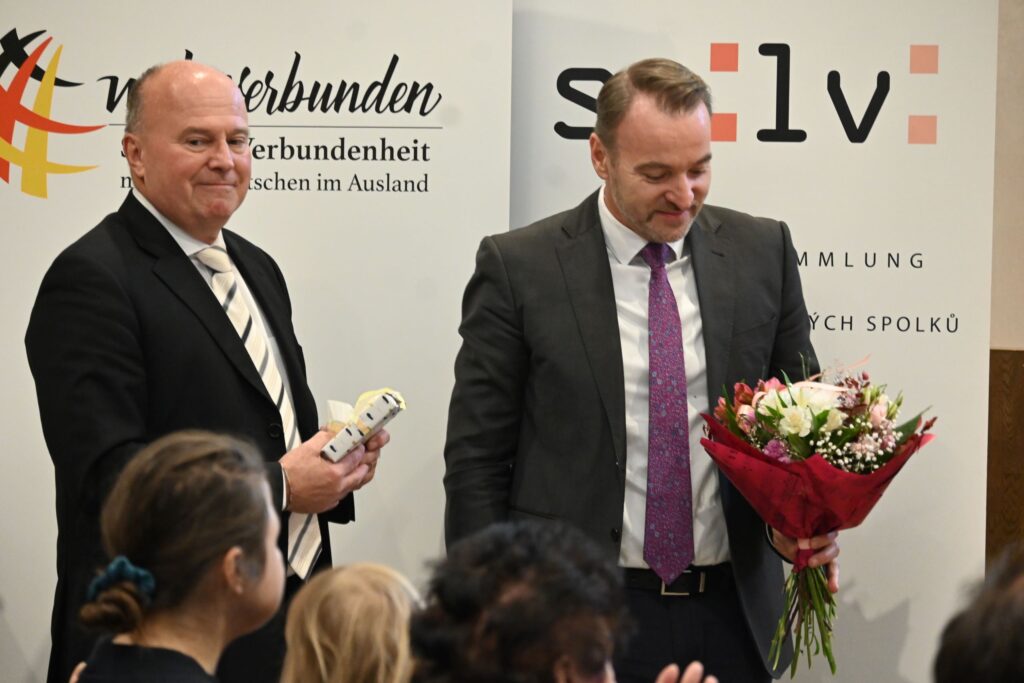 Hartmut Koschyk, Vorsitzender der Stiftung Verbundenheit mit den Deutschen im Ausland (links) und Martin Herbert Dzingel, Geschäftsführer der Landesversammlung der deutschen Vereine in der Tschechischen Republik (rechts) bereiten sich auf die Preisverleihung vor.