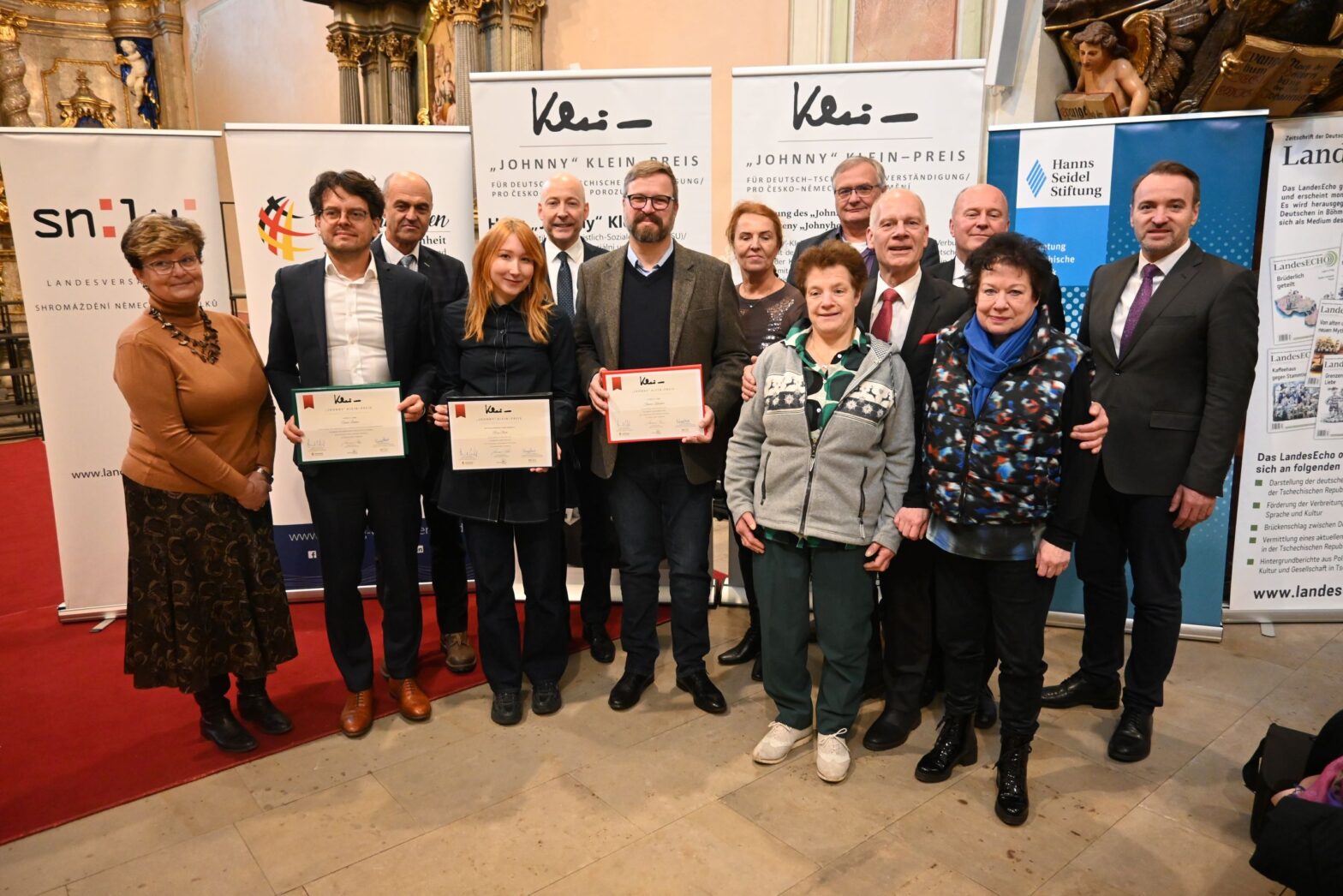 Tomáš Lindner, Rosa Bort und Thomas Kirschner (v.l.n.r.) wurden in diesem Jahr mit dem „Johnny“-Klein-Preis ausgezeichnet – für ihre herausragenden journalistischen Arbeiten zur Förderung des Gegenseitigen Verständnisses zwischen Deutschland und Tschechien.