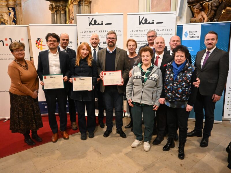 Tomáš Lindner, Rosa Bort und Thomas Kirschner (v.l.n.r.) wurden in diesem Jahr mit dem „Johnny“-Klein-Preis ausgezeichnet – für ihre herausragenden journalistischen Arbeiten zur Förderung des Gegenseitigen Verständnisses zwischen Deutschland und Tschechien.