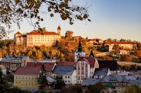 Hier in der goldenen Herbstsonne zu sehen: Schloss Winterberg (Vimperk) in der gleichnamigen Stadt Winterberg im Herzen des Böhmerwaldes.