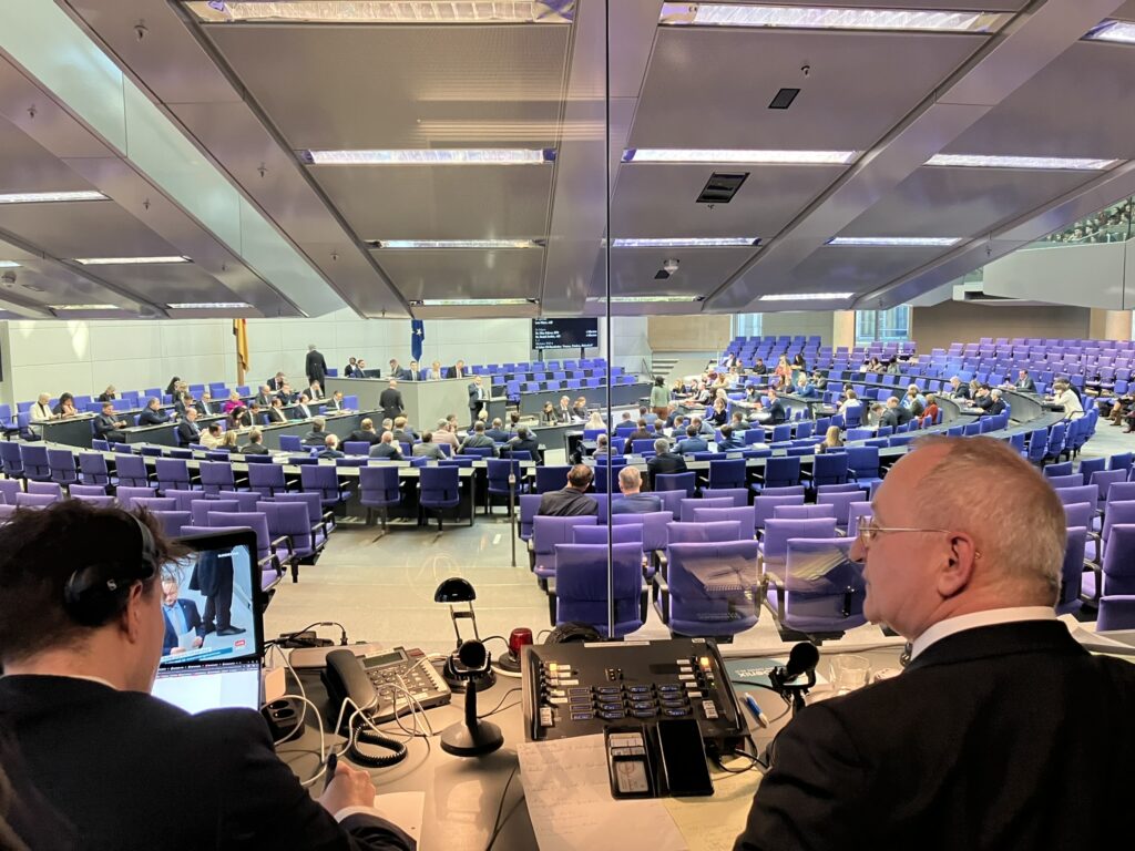 Die Phoenix-Sprecherkabine bietet beste Sicht direkt in den Plenarsaal.