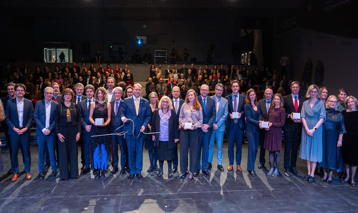 Die Preisträgerinnen und Preisträger des Deutsch-tschechischen Journalistenpreises 2025 nach der feierlichen Verleihung im Prager Theater Studio Hrdinů.
