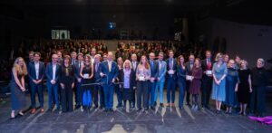 Die Preisträgerinnen und Preisträger des Deutsch-tschechischen Journalistenpreises 2025 nach der feierlichen Verleihung im Prager Theater Studio Hrdinů.