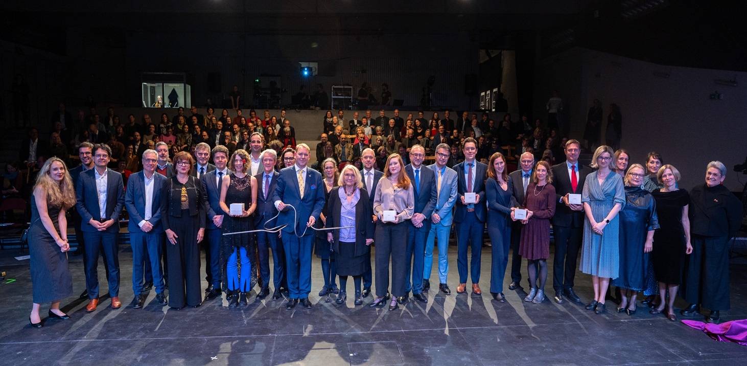 Die Preisträgerinnen und Preisträger des Deutsch-tschechischen Journalistenpreises 2025 nach der feierlichen Verleihung im Prager Theater Studio Hrdinů.