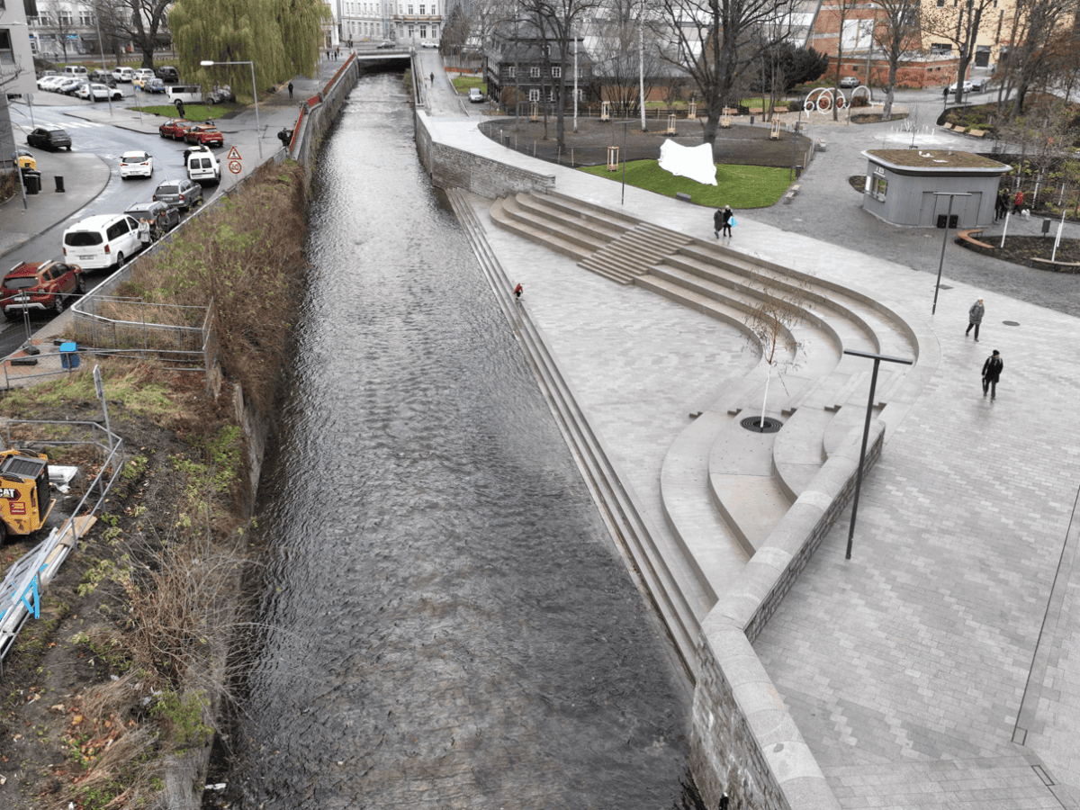An der Lausitzer Neiße gibt es nun eine Erholungszone mit Park, Wasserzugang und Kunstinstallationen.