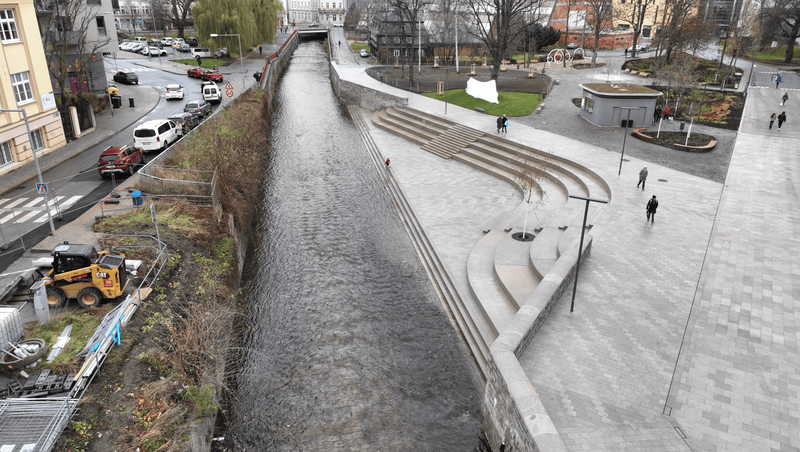 An der Lausitzer Neiße gibt es nun eine Erholungszone mit Park, Wasserzugang und Kunstinstallationen.