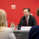 In einer Pressekonferenz beantwortete der Erste Parlamentarische Geschäftsführer der SPD-Bundestagsfraktion, Dirk Wiese, die Fragen der Hospitantinnen und Hospitanten.