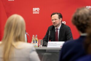 In einer Pressekonferenz beantwortete der Erste Parlamentarische Geschäftsführer der SPD-Bundestagsfraktion, Dirk Wiese, die Fragen der Hospitantinnen und Hospitanten.