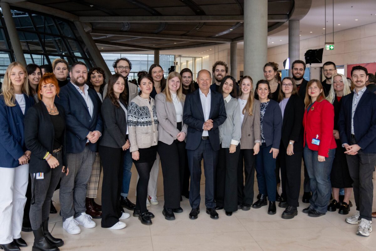 Eine Angelegenheit von weniger als einer Minute: Das Gruppenbild mit Olaf Scholz.