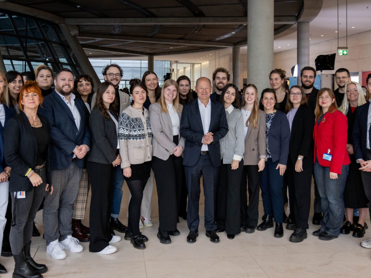 Eine Angelegenheit von weniger als einer Minute: Das Gruppenbild mit Olaf Scholz.