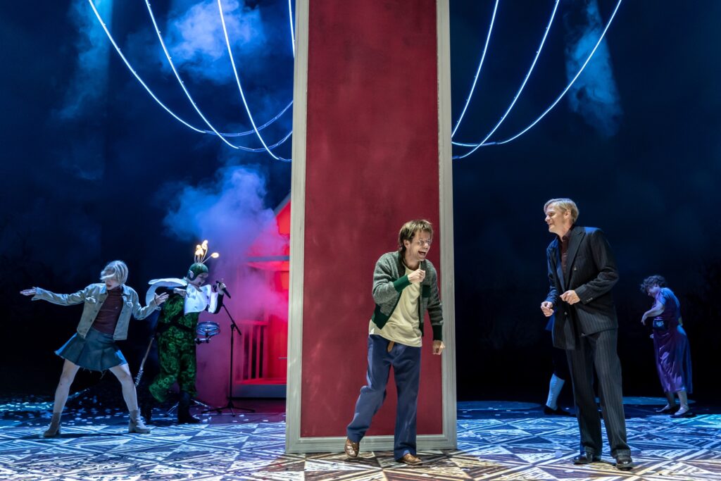 Das Th alia Th eater Hamburg bringt mit „Der Apfelgarten“ (Regie:Christopher Rüping) eine poetische Familiengeschichte auf die Bühne