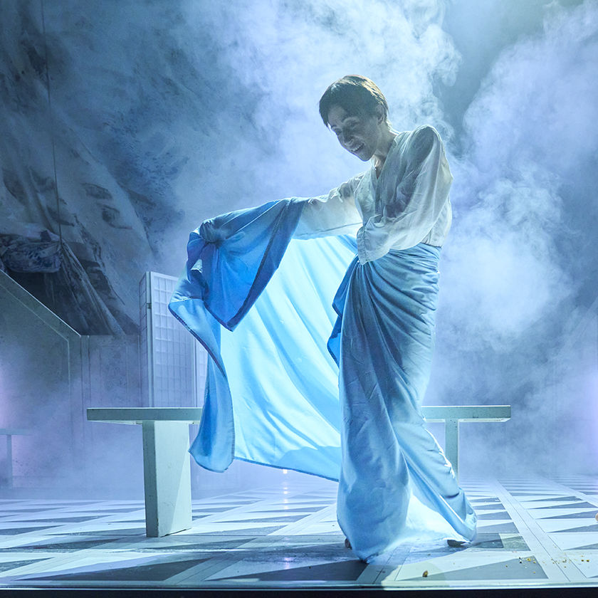 Mystisch und bildgewaltig:Die Basler Inszenierung von OlgaTokarczuks „Empusion“ entfalteteine geheimnisvolle Welt zwischenHeilung, Wahn und Identität.