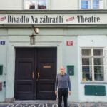 Direktor Petr Štědroň steht vor dem Theater am Geländer (Divadlo Na zábradlí)