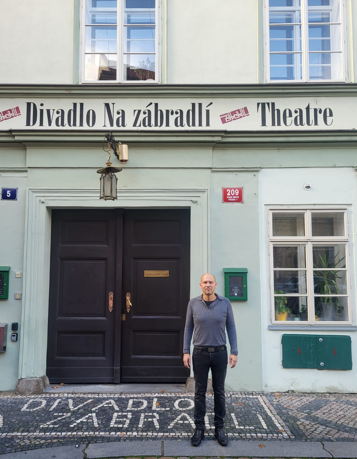 Direktor Petr Štědroň steht vor dem Theater am Geländer (Divadlo Na zábradlí)