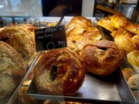 Eine Kolatsche in der Auslage einer Bäckerei.