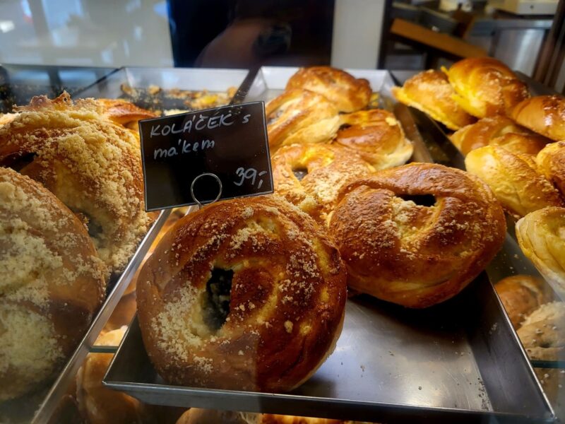 Eine Kolatsche in der Auslage einer Bäckerei.