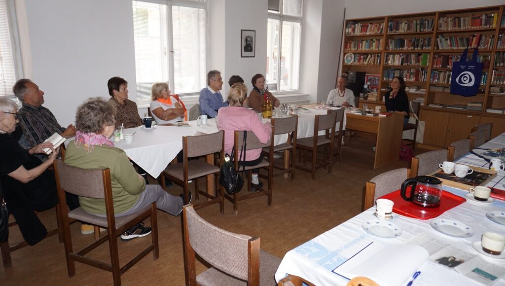 Judith Hermann und Claudia Rikl (am Kopfende, v.l.) am 8. Oktober 2025 im Begegnungszentrum Brünn.