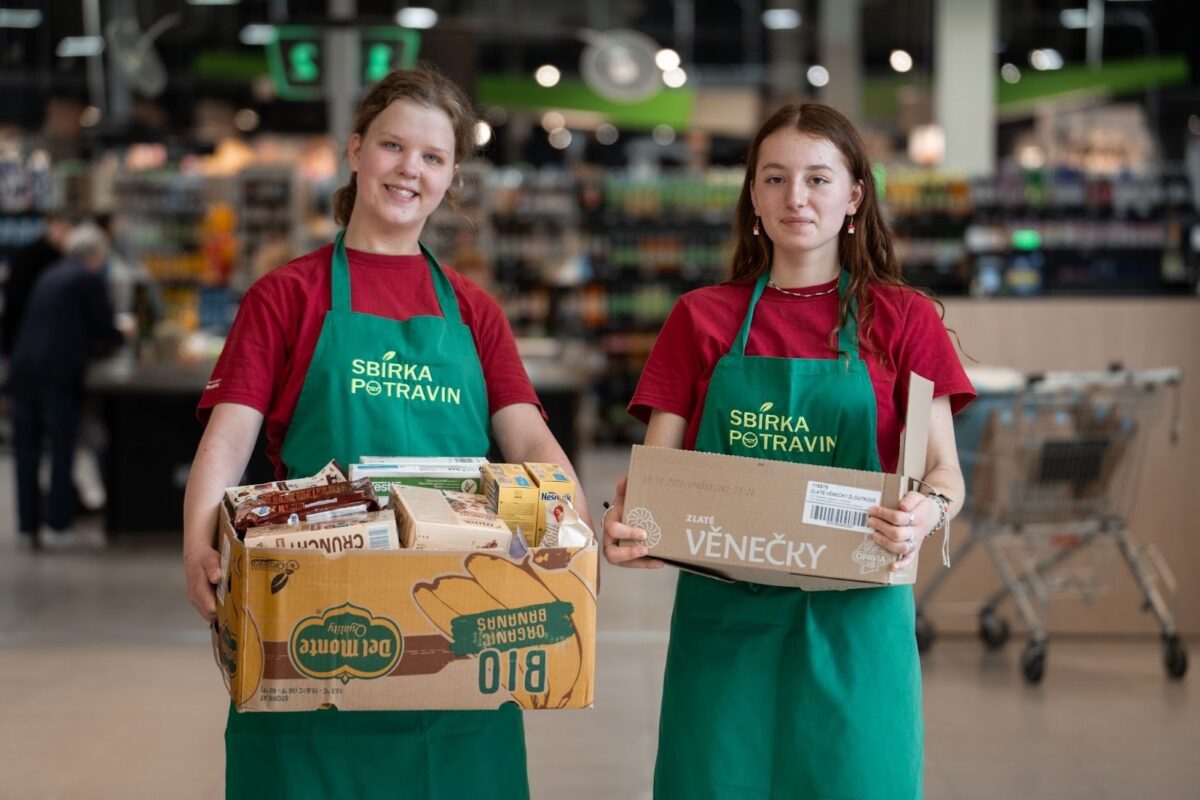 Ehrenamtliche Helferinnen und Helfer nehmen landesweit Lebensmittelspenden entgegen.