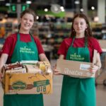 Ehrenamtliche Helferinnen und Helfer nehmen landesweit Lebensmittelspenden entgegen.