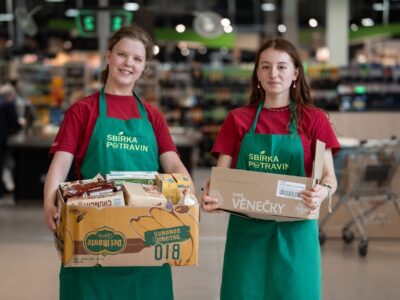 Ehrenamtliche Helferinnen und Helfer nehmen landesweit Lebensmittelspenden entgegen.