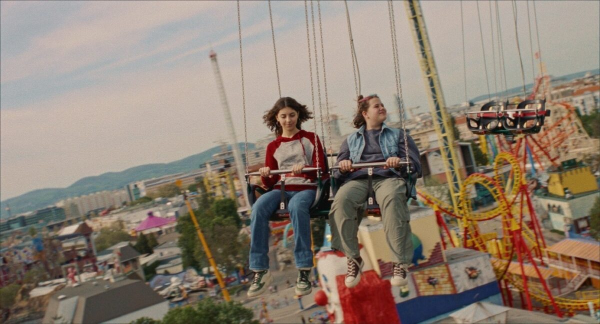 Eine Szene aus dem Film Wenn du Angst hast nimmst du dein Herz in den Mund und lächelst. Links die Hauptprotagonistin Anna (Siena Popović), rechts ihre Freundin Mara (Jessica Paar).