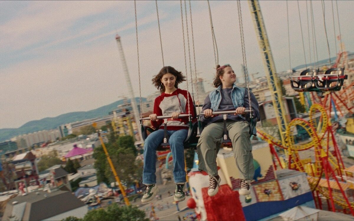 Eine Szene aus dem Film Wenn du Angst hast nimmst du dein Herz in den Mund und lächelst. Links die Hauptprotagonistin Anna (Siena Popović), rechts ihre Freundin Mara (Jessica Paar).