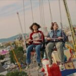 Eine Szene aus dem Film Wenn du Angst hast nimmst du dein Herz in den Mund und lächelst. Links die Hauptprotagonistin Anna (Siena Popović), rechts ihre Freundin Mara (Jessica Paar).