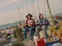 Eine Szene aus dem Film Wenn du Angst hast nimmst du dein Herz in den Mund und lächelst. Links die Hauptprotagonistin Anna (Siena Popović), rechts ihre Freundin Mara (Jessica Paar).