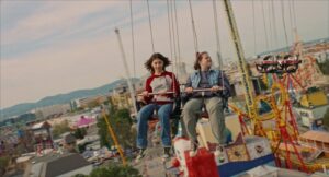 Eine Szene aus dem Film Wenn du Angst hast nimmst du dein Herz in den Mund und lächelst. Links die Hauptprotagonistin Anna (Siena Popović), rechts ihre Freundin Mara (Jessica Paar).