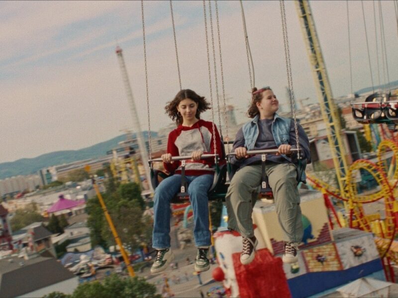 Eine Szene aus dem Film Wenn du Angst hast nimmst du dein Herz in den Mund und lächelst. Links die Hauptprotagonistin Anna (Siena Popović), rechts ihre Freundin Mara (Jessica Paar).