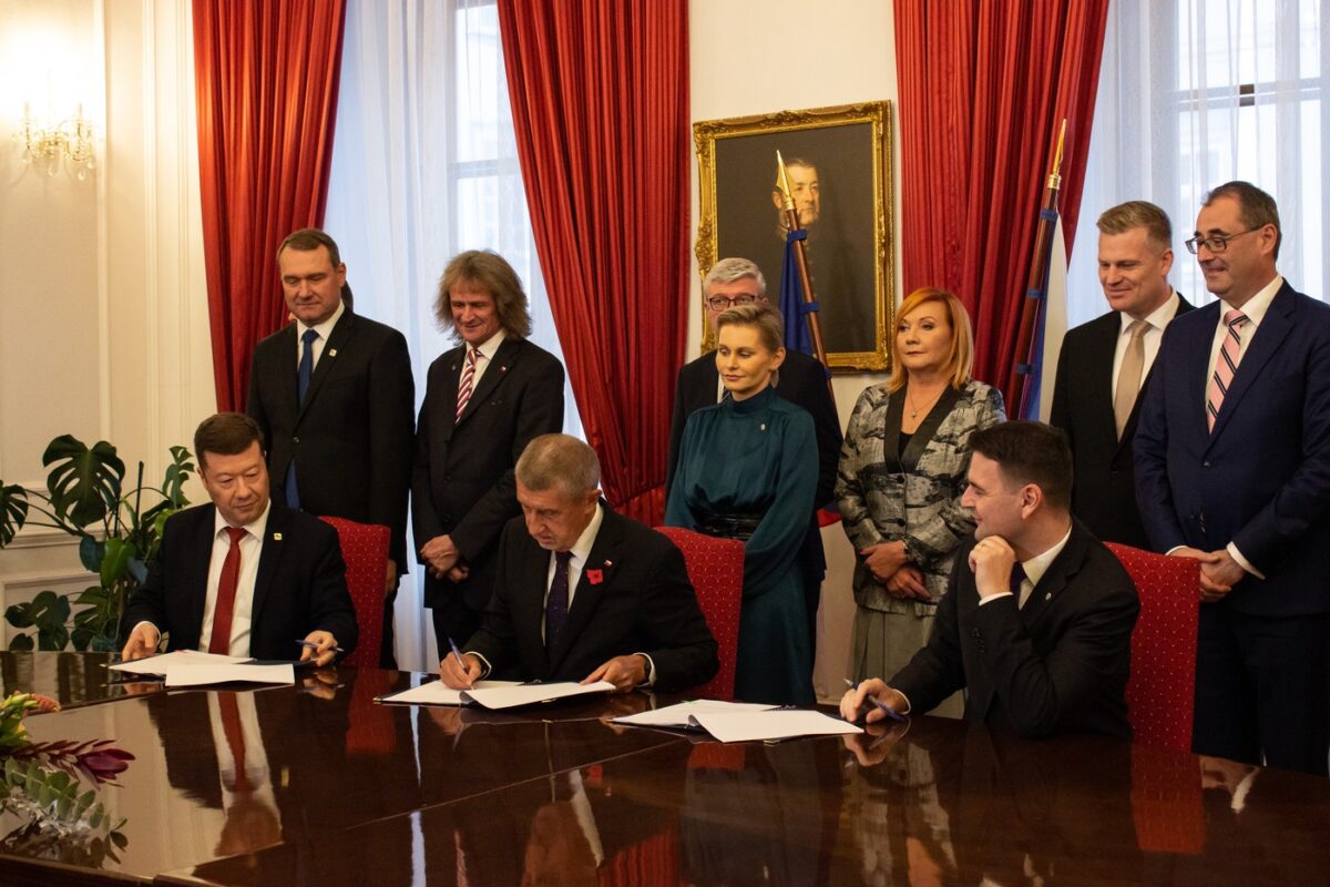 Tomio Okamura (SPD), Andrej Babiš (ANO) und Petr Macinka (Motoristé sobě) unterzeichnen den Koalitionsvertrag.