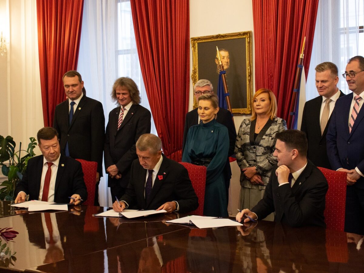 Tomio Okamura (SPD), Andrej Babiš (ANO) und Petr Macinka (Motoristé sobě) unterzeichnen den Koalitionsvertrag.