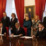 Tomio Okamura (SPD), Andrej Babiš (ANO) und Petr Macinka (Motoristé sobě) unterzeichnen den Koalitionsvertrag.