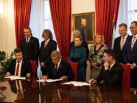 Tomio Okamura (SPD), Andrej Babiš (ANO) und Petr Macinka (Motoristé sobě) unterzeichnen den Koalitionsvertrag.