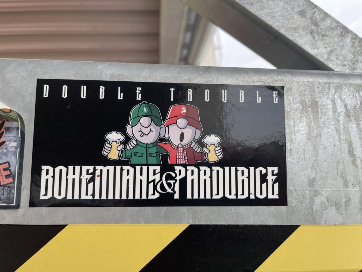 Im Stadion des FC Pardubitz: Liebesbeweise auf Schritt und Tritt.