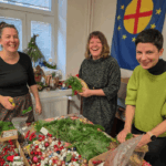 Terezie Jindřichová, Susanne Lindsay und Marie Pavlíková basteln gemeinsam im Begegnungszentrum Adventskränze.