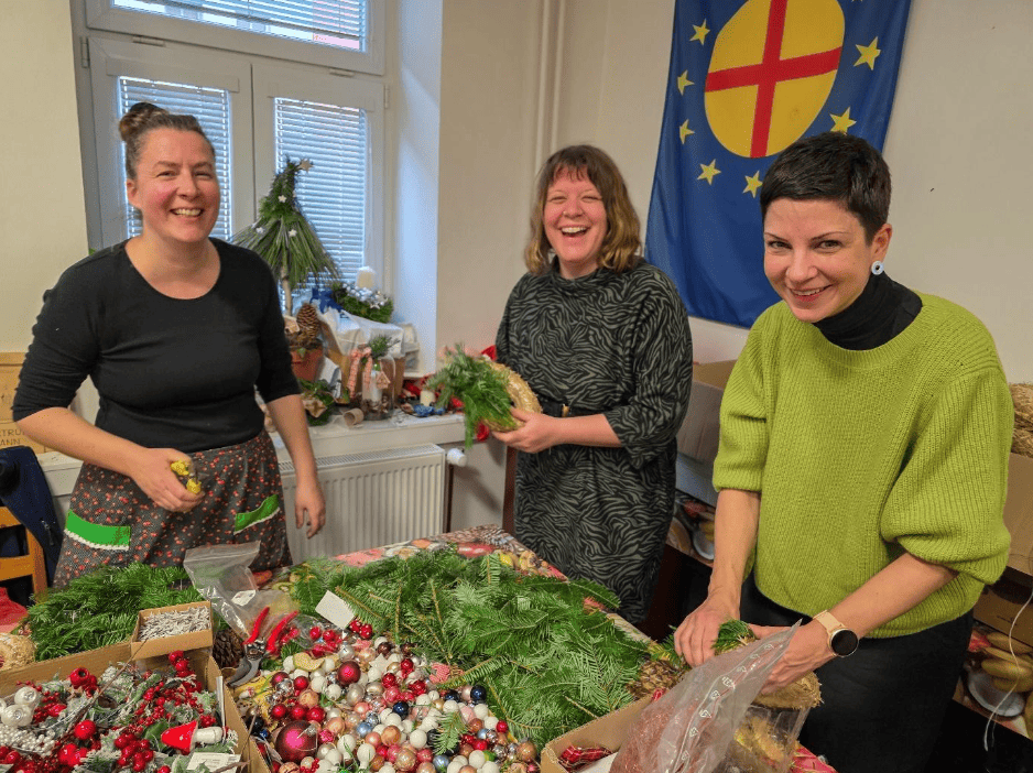 Terezie Jindřichová, Susanne Lindsay und Marie Pavlíková basteln gemeinsam im Begegnungszentrum Adventskränze.